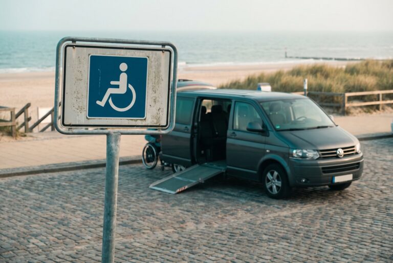 Behindertenparkplatz und umgebautes Auto mit Rampe