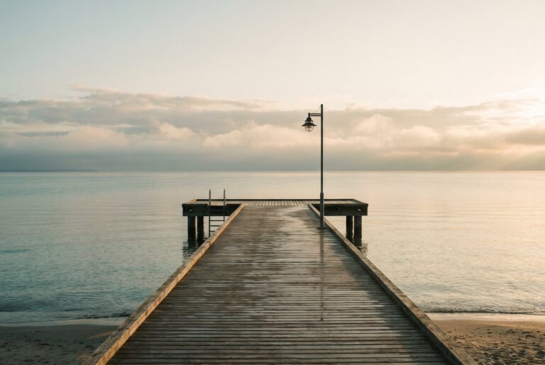 Leere Seebrücke am Morgen – ein neuer Anfang